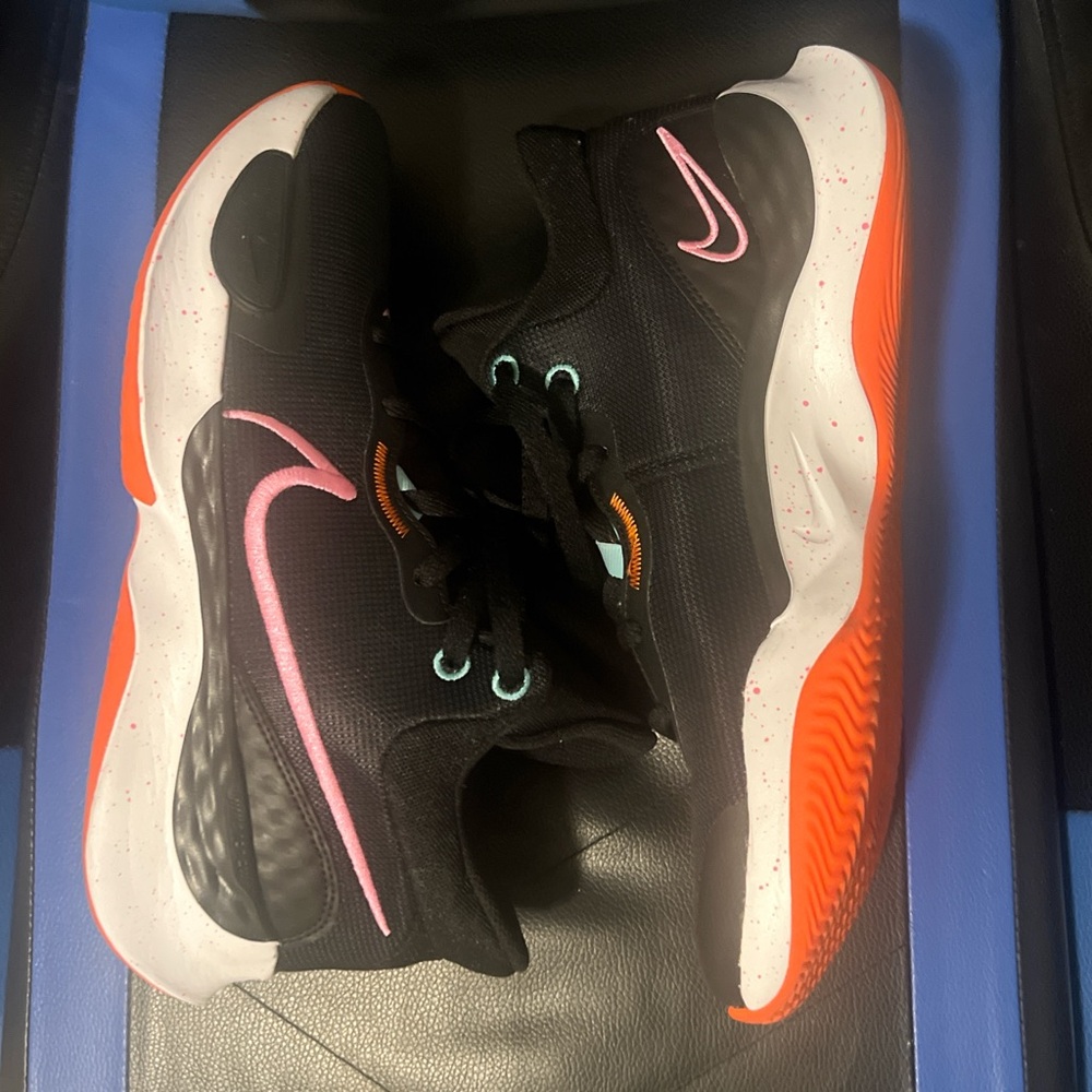 Basketball shoes